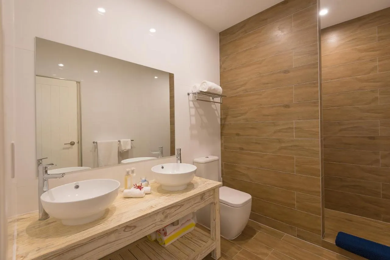 Le Nautique Beachfront Apartments Anse Royale