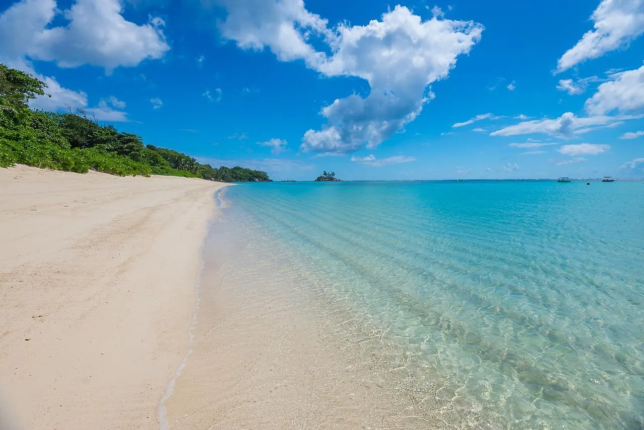 Le Nautique Beachfront Apartments Anse Royale